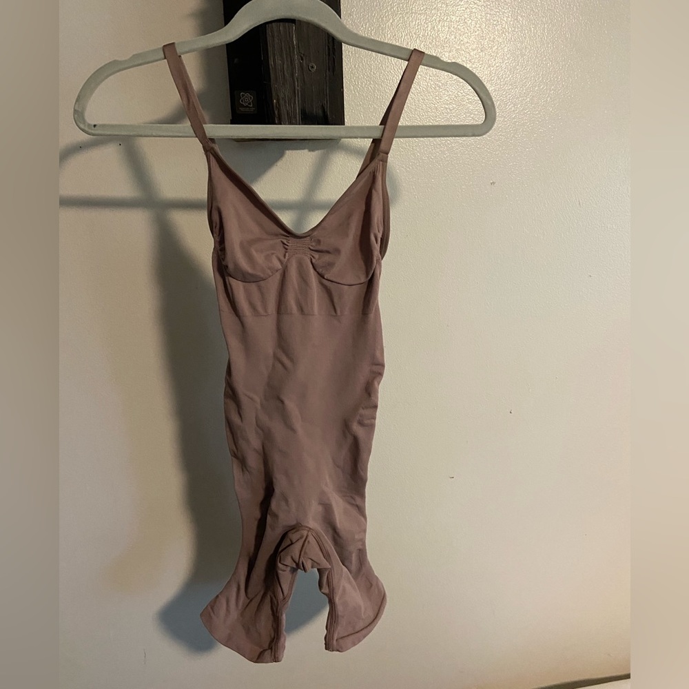 SKIMS- seamless sculpt low back bodysuit mid thigh